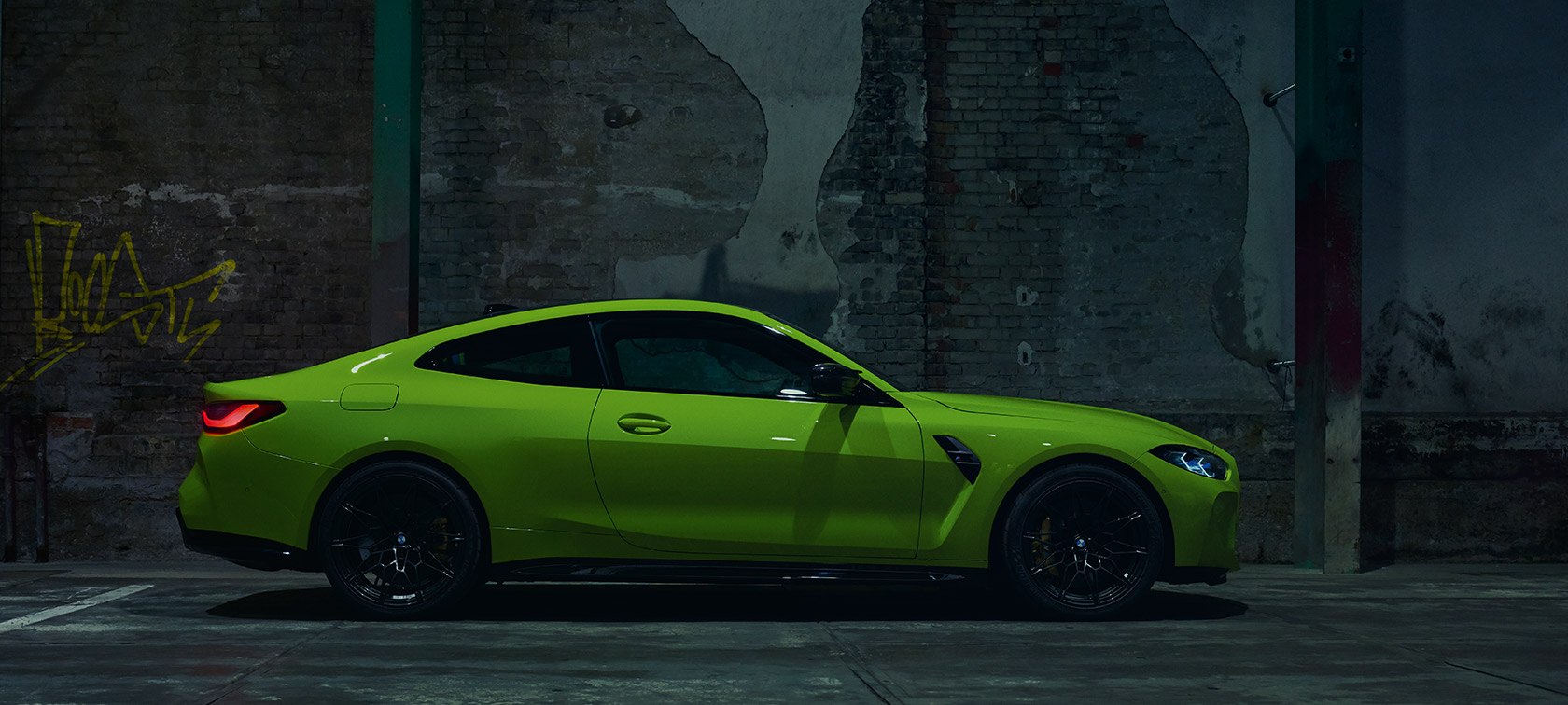 BMW M4 CSL G82 tročetvrtinski pogled straga BMW M4 CSL G82 BMW Individual Frozen Brooklyn Grey metalik tročetvrtinski pogled straga u vožnji na trkaćoj stazi