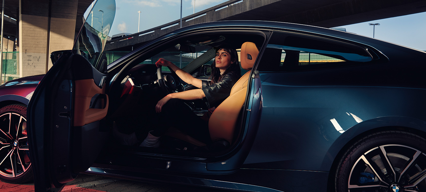 Bočni pogled na model BMW M440i xDrive Coupé G22 2020 BMW M440i xDrive Coupé G22 2020 Arctic Race Blue metalik bočni pogled na model u automobilu sa otvorenim vratima