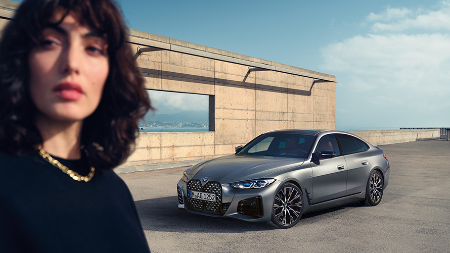 BMW M440i xDrive Gran Coupé G26 2021 Frozen Pure Grey tročetvrtinski pogled sprijeda sa modelom BMW M440i xDrive Gran Coupé G26 2021 Frozen Pure Grey metalik tročetvrtinski pogled sprijeda sa modelom