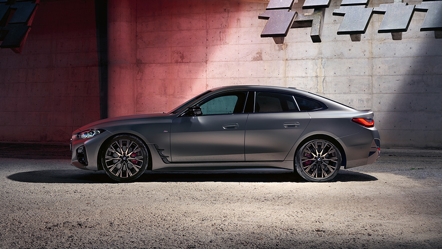 BMW M440i xDrive Gran Coupé G26 2021 pogled s boka BMW M440i xDrive Gran Coupé G26 2021 Frozen Pure Grey metalik pogled s boka ispred zida