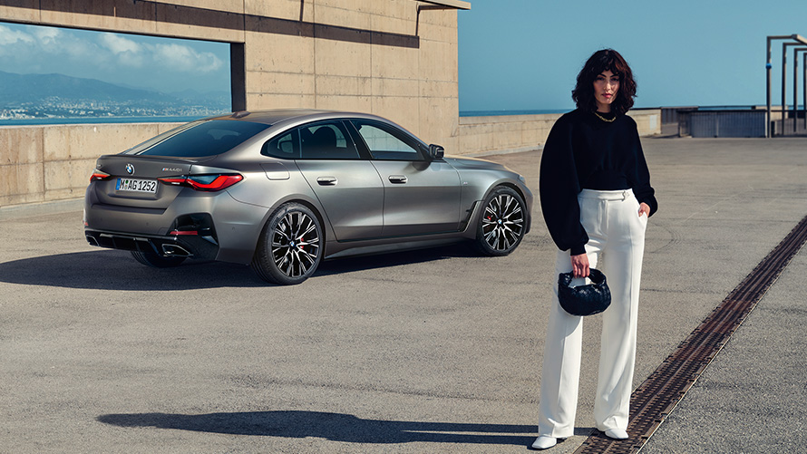 BMW M440i xDrive Gran Coupé G26 2021 tročetvrtinski pogled straga sa modelom BMW M440i xDrive Gran Coupé G26 2021 Frozen Pure Grey metalik tročetvrtinski pogled straga sa modelom