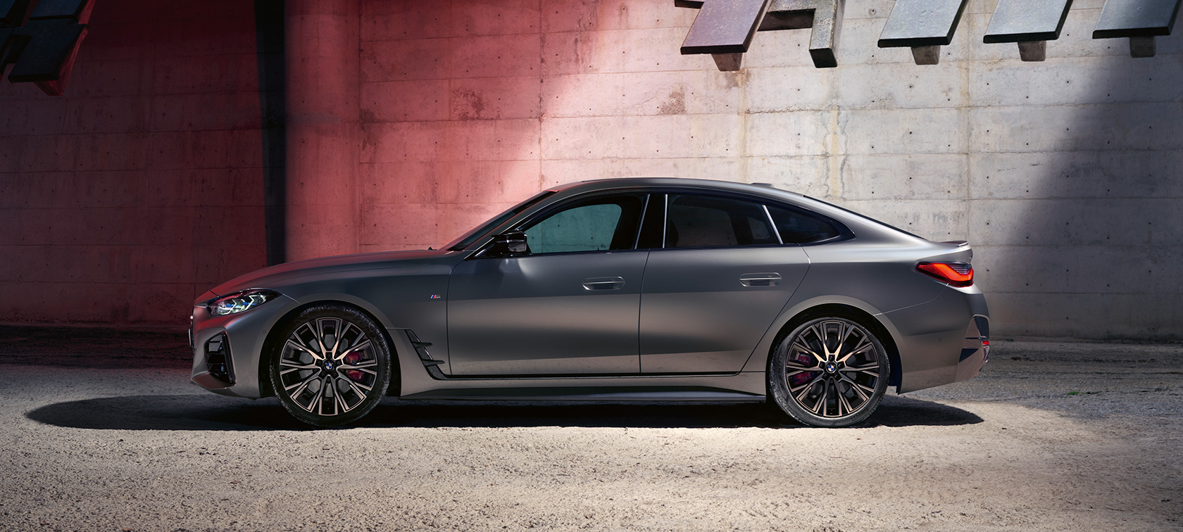BMW M440i xDrive Gran Coupé G26 2021 pogled s boka BMW M440i xDrive Gran Coupé G26 2021 BMW Individual Frozen Pure Grey metalik pogled s boka u mirovanju