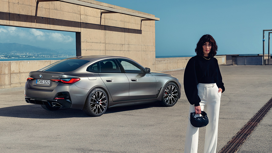 BMW M440i xDrive Gran Coupé G26 2021 tročetvrtinski pogled straga sa modelom BMW M440i xDrive Gran Coupé G26 2021 tročetvrtinski pogled straga sa modelom