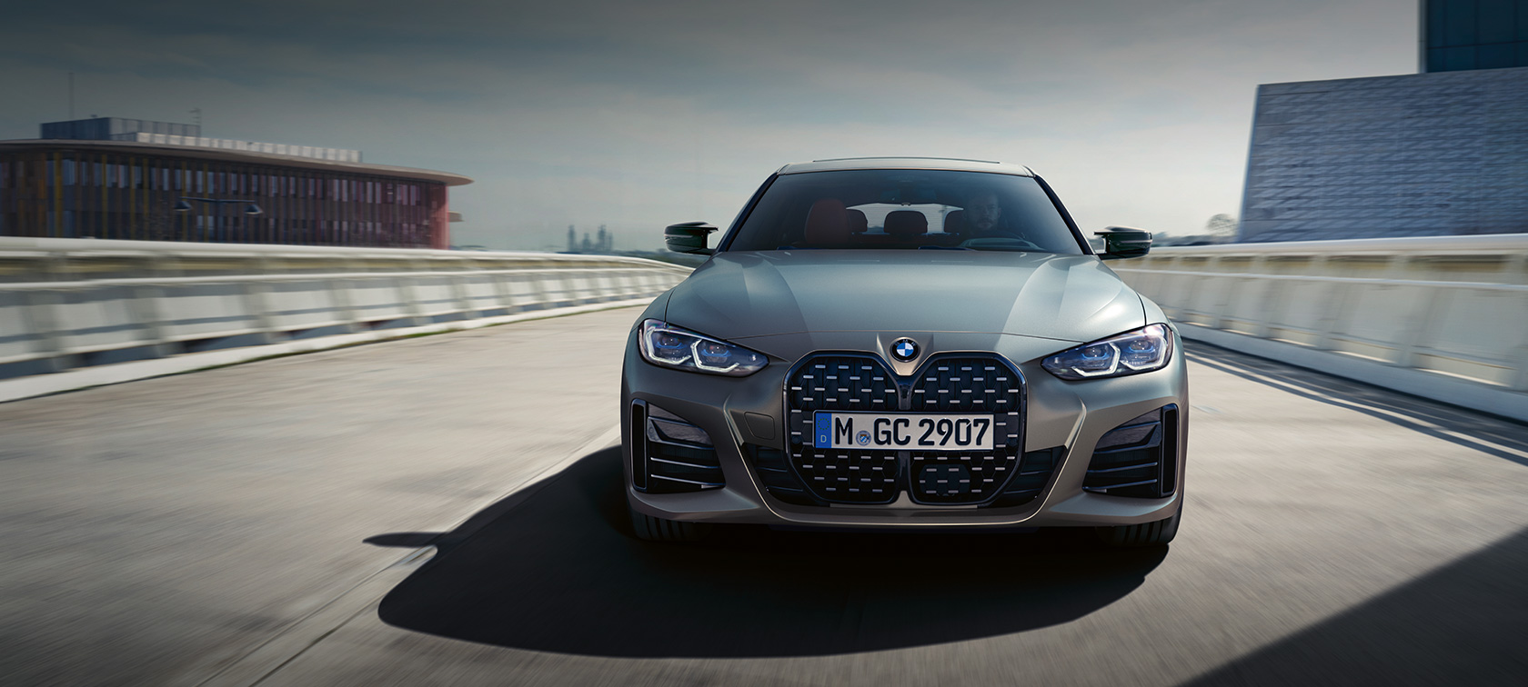 BMW M440i xDrive Gran Coupé G26 2021 BMW Individual Frozen Pure Grey metalik pogled sprijeda