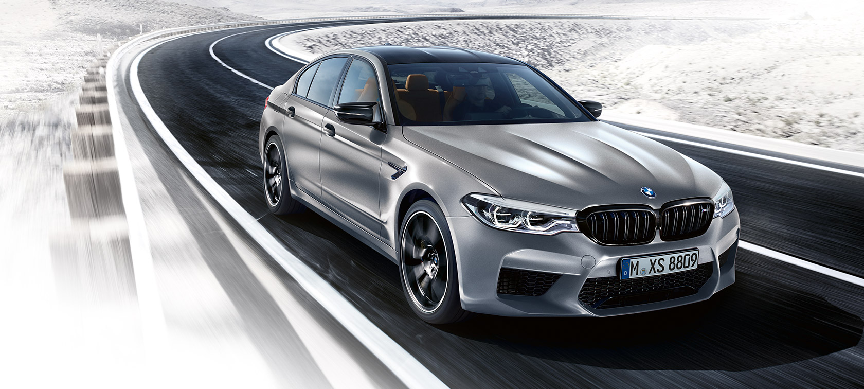 Značajke dizajna. Tročetvrtinski prikaz prednjeg kraja BMW-a M5 Competition u vožnji.