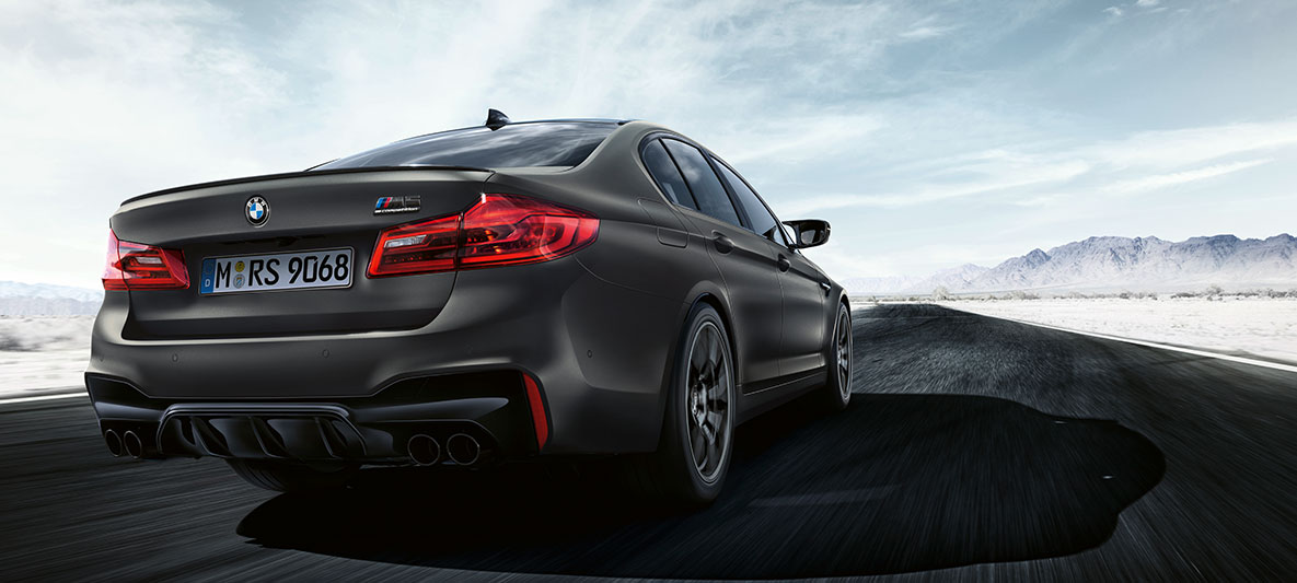 Cijevi ispušnog sustava. Tročetvrtinski prikaz stražnjeg kraja BMW-a M5 Edition 35 Years prilikom vožnje.