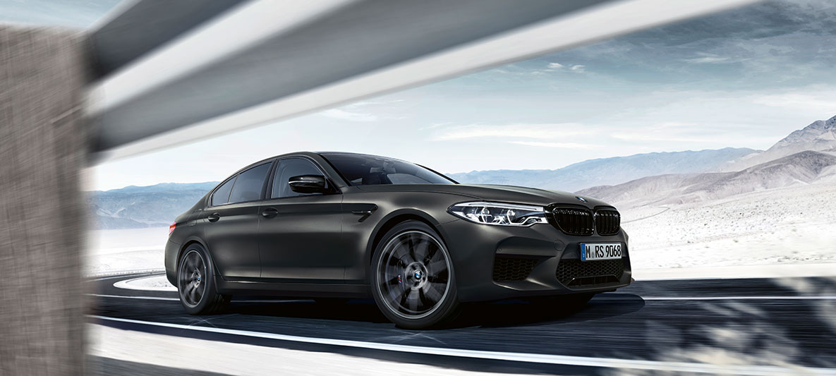 Ulazi za zrak. Bočni prikaz BMW-a M5 Edition 35 Years prilikom vožnje.