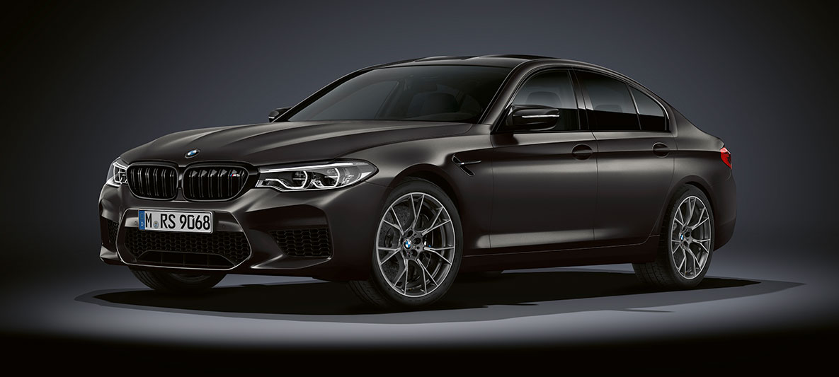 M bočni otvor za ventilaciju. Tročetvrtinski bočni prikaz BMW-a M5 Edition 35 Years.