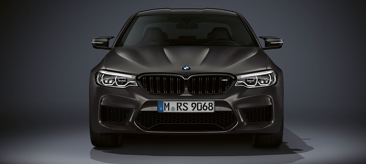 M rešetka maske. Prikaz prednjeg kraja BMW-a M5 Edition 35 Years.