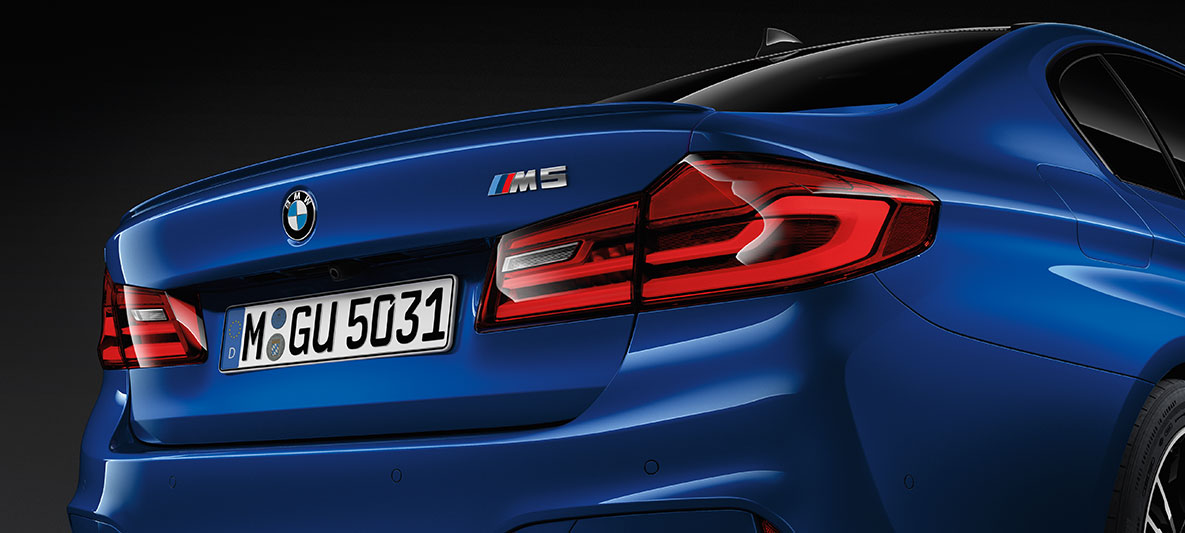 M5 oznaka. Detaljan prikaz stražnjeg kraja BMW-a M5 s M5 oznakom.