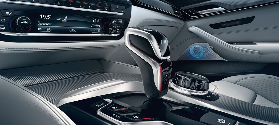 Ručica za prijenos modela M5. Detaljan prikaz ručice za prijenos BMW-a M5 Competition.