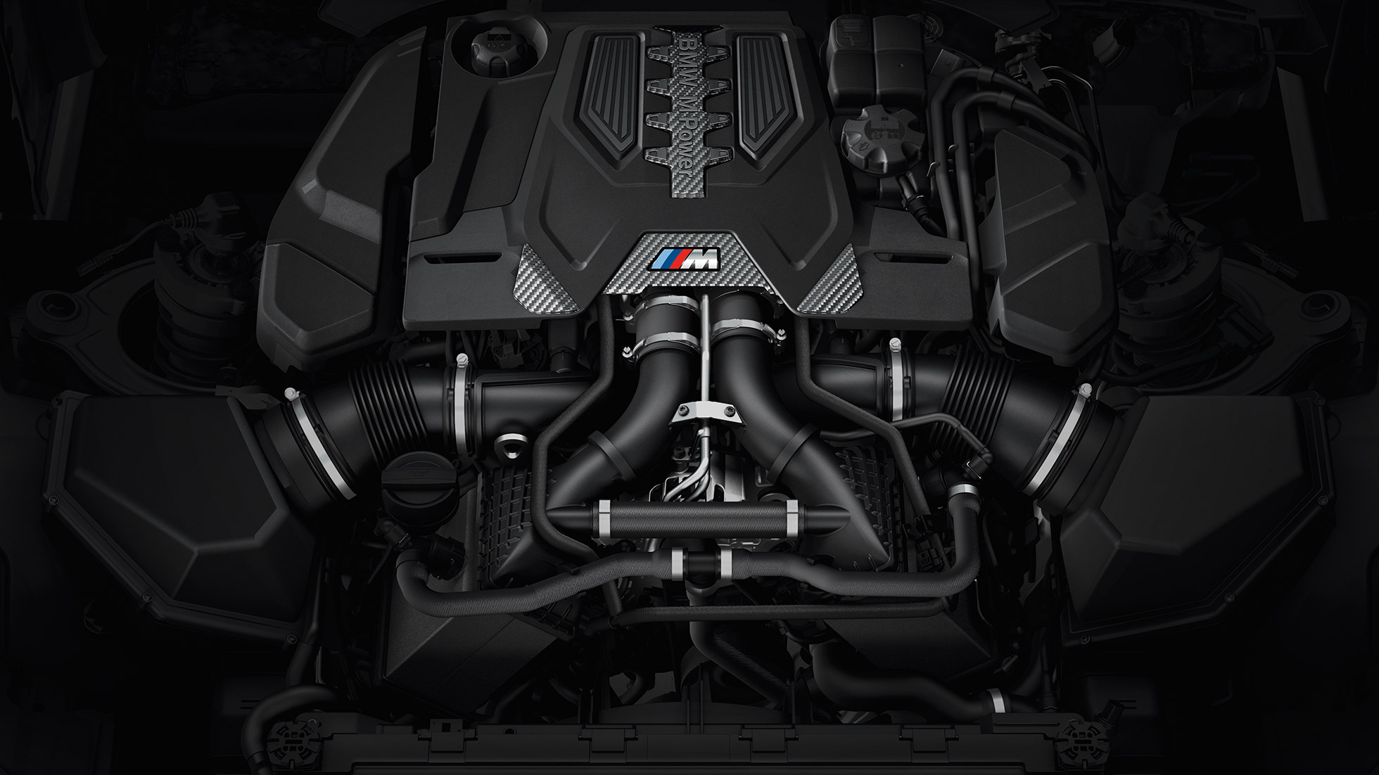 M TwinPower Turbo osmerocilindarski benzinski motor. BMW M5 Competition motor s M pokrovom.