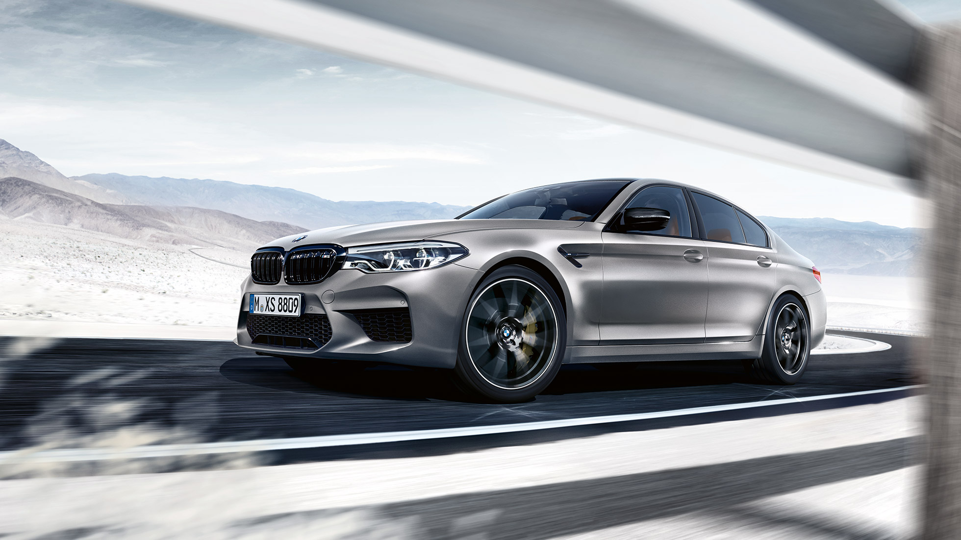 M xDrive. BMW M5 Competition tročetvrtinski prikaz prednjeg kraja prilikom vožnje.