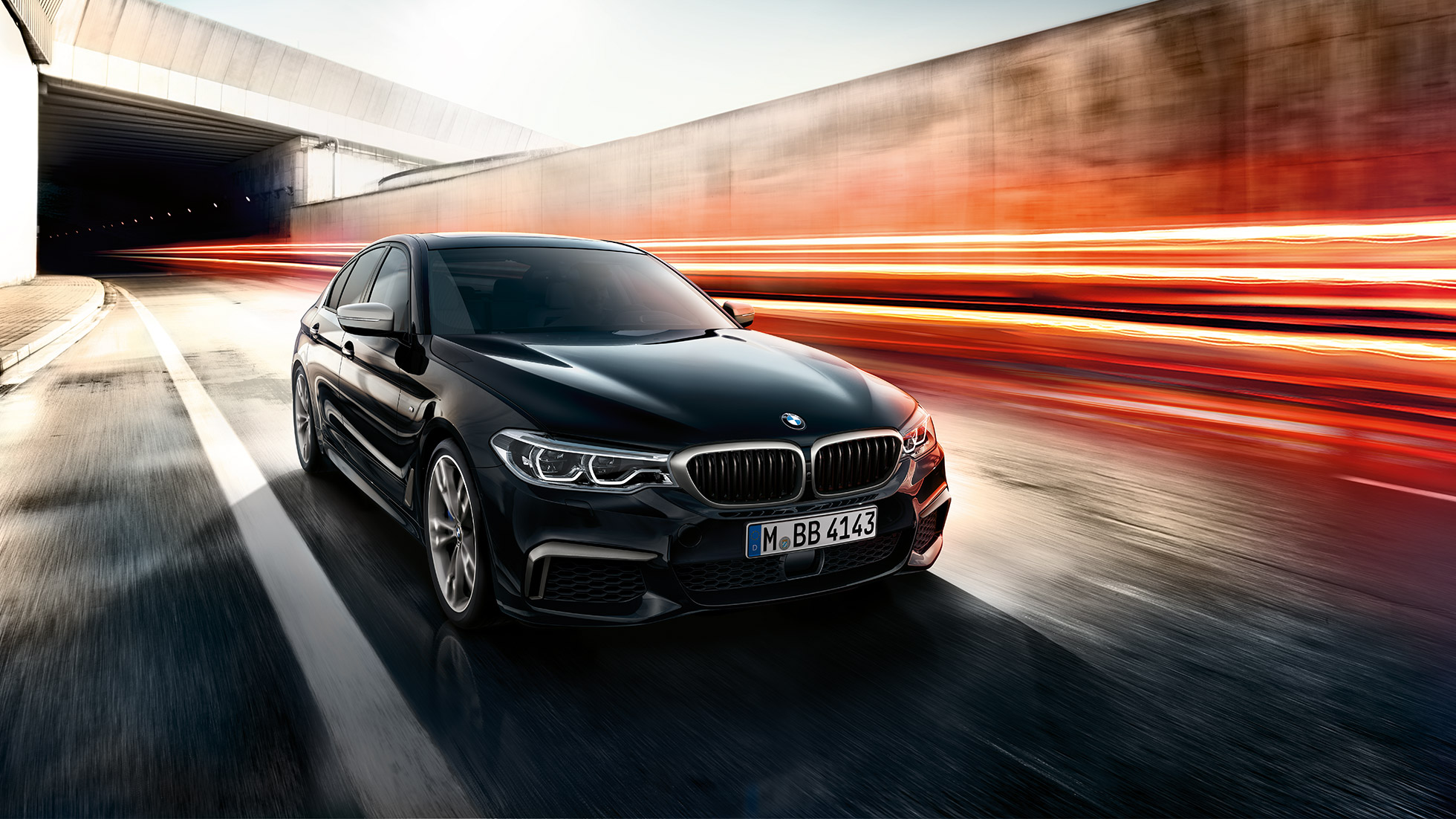 BMW M550i i BMW M550d. BMW M550i i BMW M550d tročetvrtinski prikaz prednjeg kraja prilikom vožnje