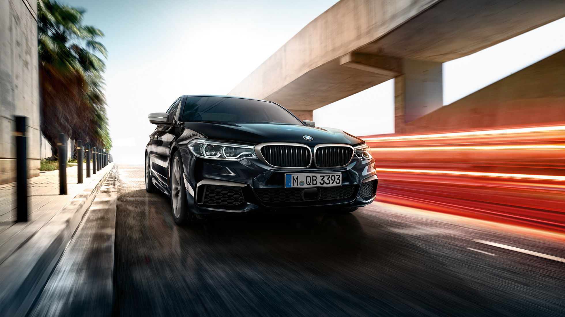 Dizajn vanjštine. Tročetvrtinski prikaz prednjeg kraja BMW-a M550i i BMW-a M550d.