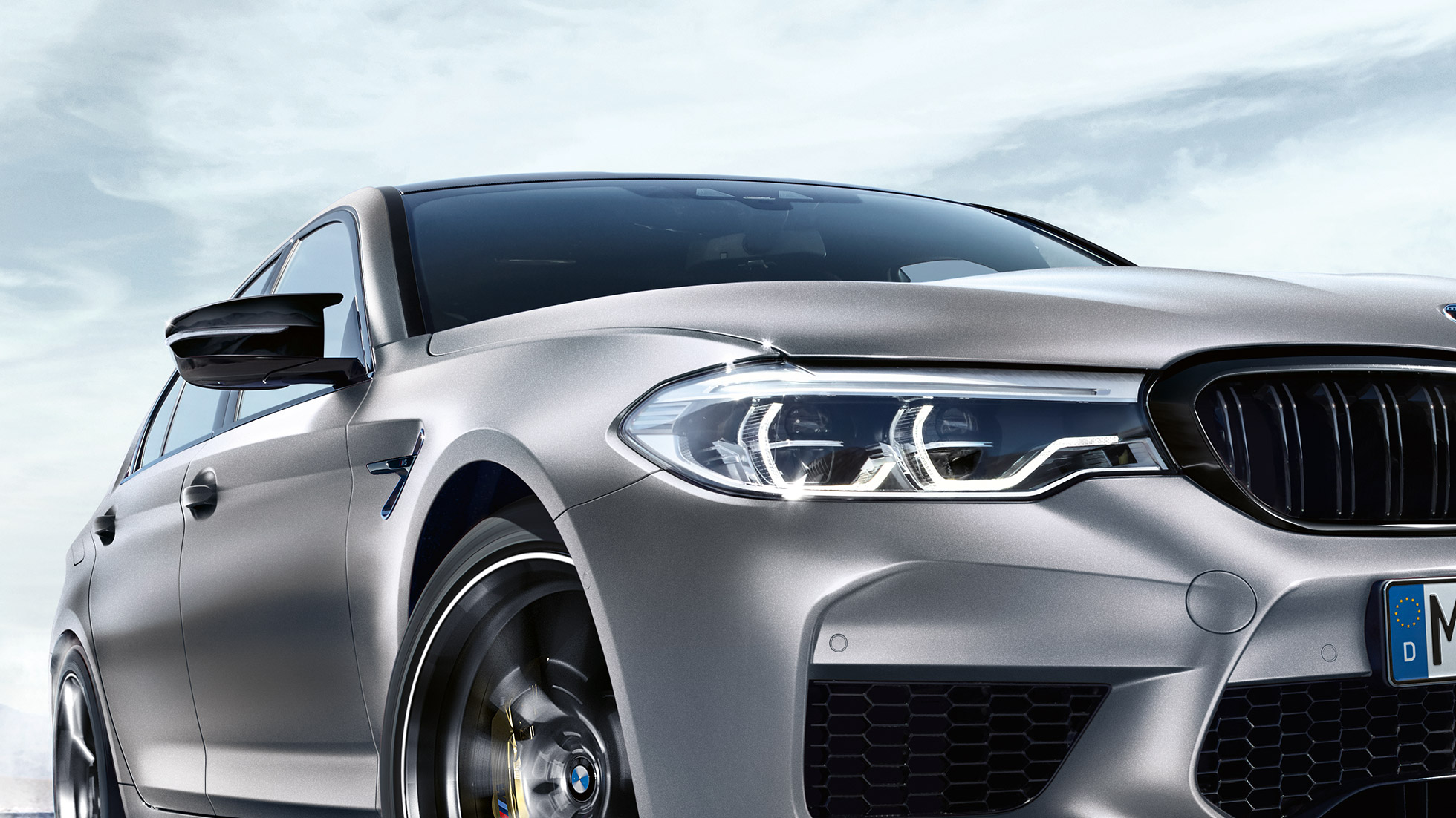 LED prednja svjetla BMW M5 tročetvrtinski prikaz prednjeg kraja LED prednjih svjetala.