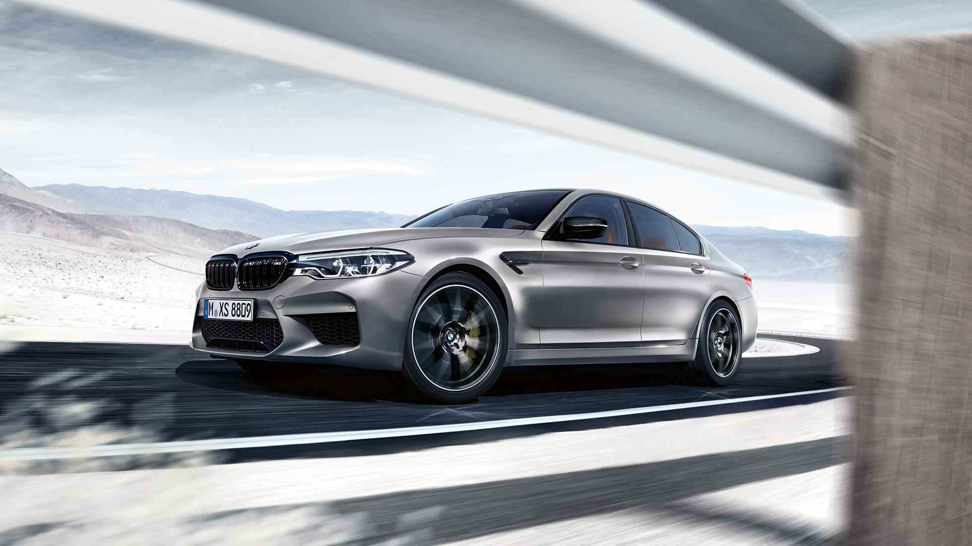Lakometalni kotači. Bočni prikaz dizajna BMW-a M5 Competition.