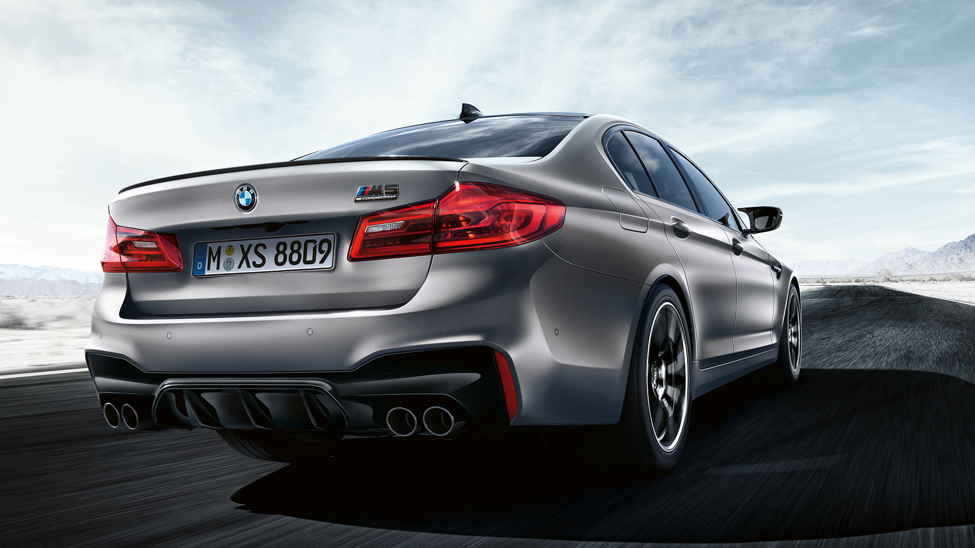 LED stražnja svjetla. BMW M5 Competition tročetvrtinski prikaz dizajna stražnjeg kraja.