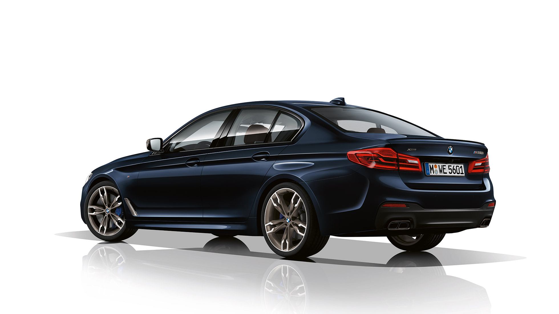 M Sport kočnica. Tročetvrtinski prikaz dizajna stražnjeg kraja BMW-a M550i i BMW-a M550d.