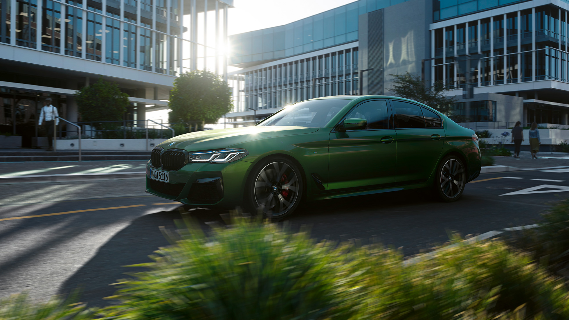 BMW M550i xDrive Limuzina G30 LCI Facelift 2020 bočni prikaz u vožnji BMW M550i xDrive Limuzina G30 LCI Facelift 2020 BMW Individual Verde Ermes metalik bočni prikaz u vožnji