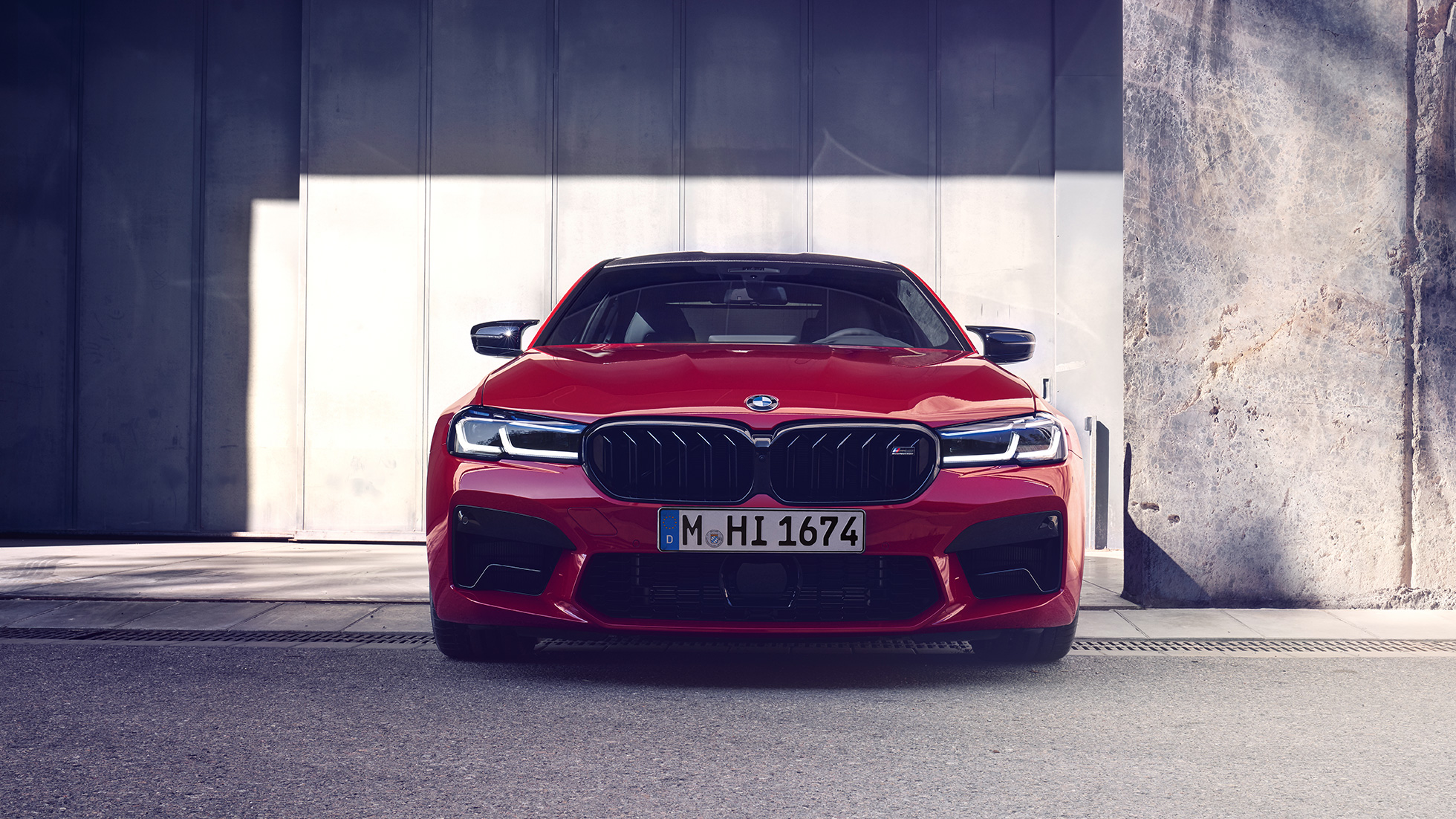 Prednji dio s novom rešetkom bubrega BMW M5 Competition F90 LCI Facelift 2020 Prednji dio s novom rešetkom bubrega BMW M5 Competition F90 LCI Facelift 2020 BMW Individual Imola Red prednji prikaz