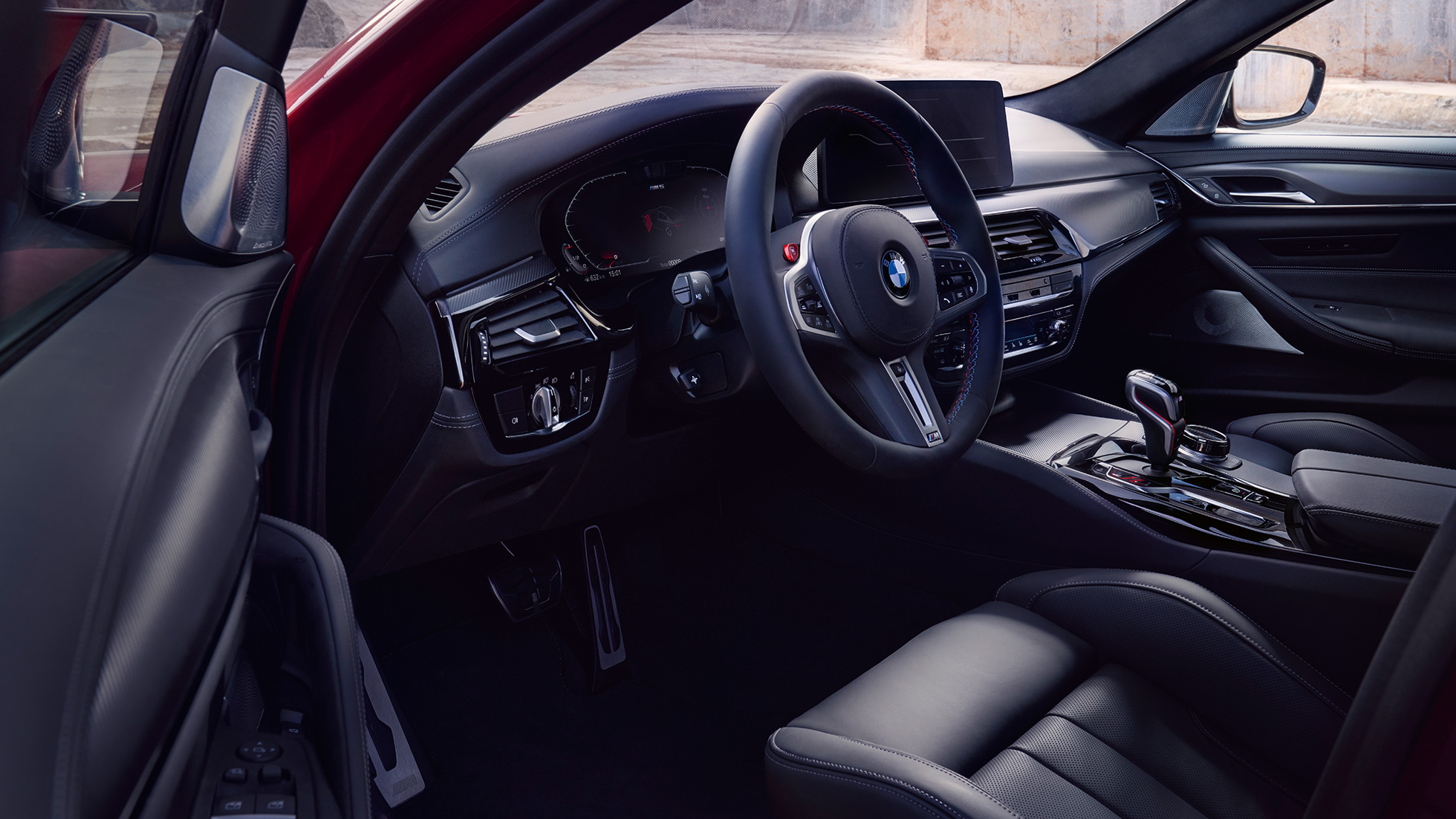 BMW M5 Competition F90 LCI Facelift 2020 kokpit BMW M5 Competition F90 LCI Facelift 2020 kokpit s otvorenim vratima