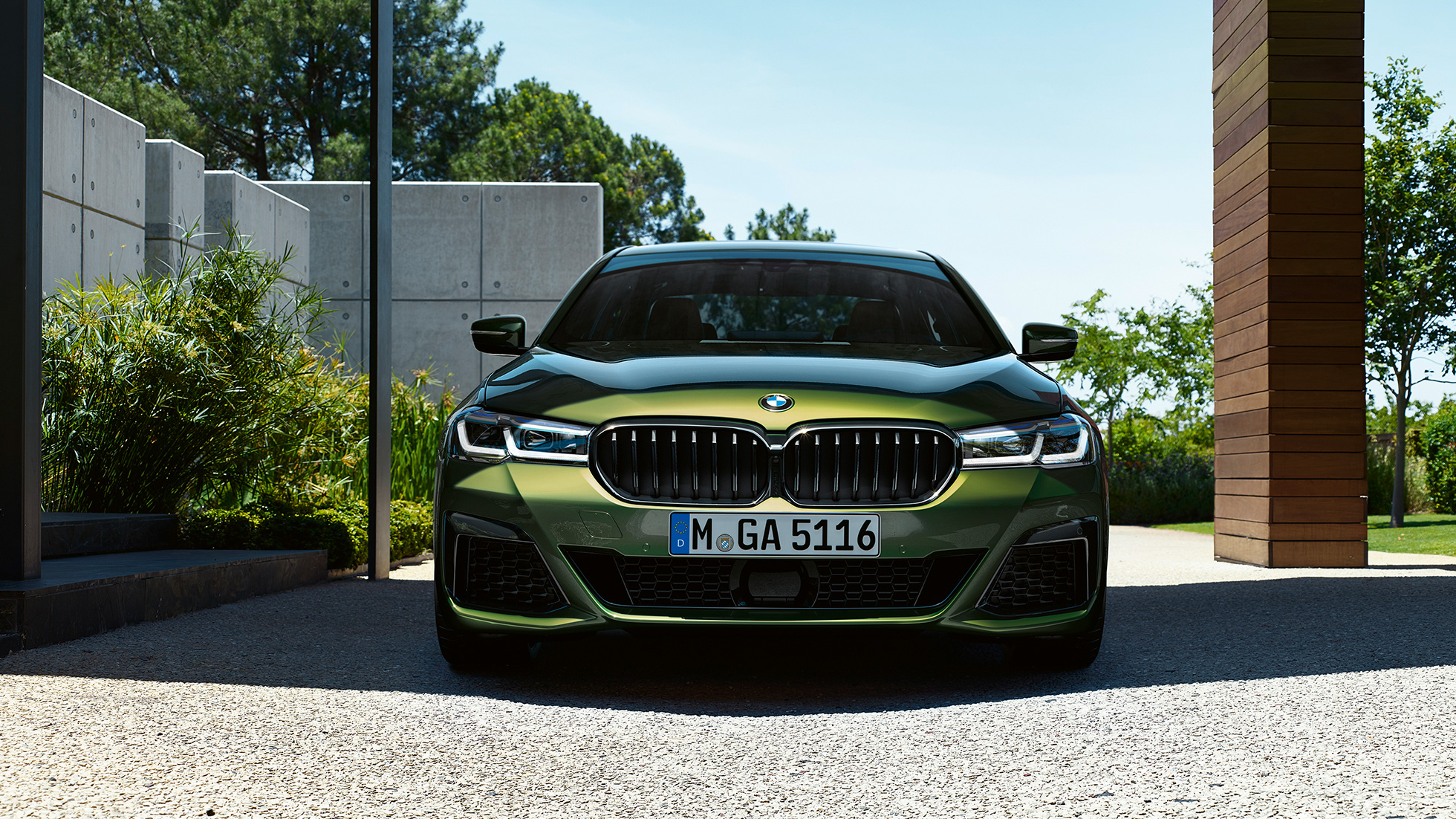 Prednji dio nova rešetka bubrega BMW M550i xDrive Limuzina G30 LCI Facelift 2020 Prednji dio s novom rešetkom bubrega BMW M550i xDrive Limuzina G30 LCI Facelift 2020 BMW Individual Verde Ermes metalik prednji prikaz