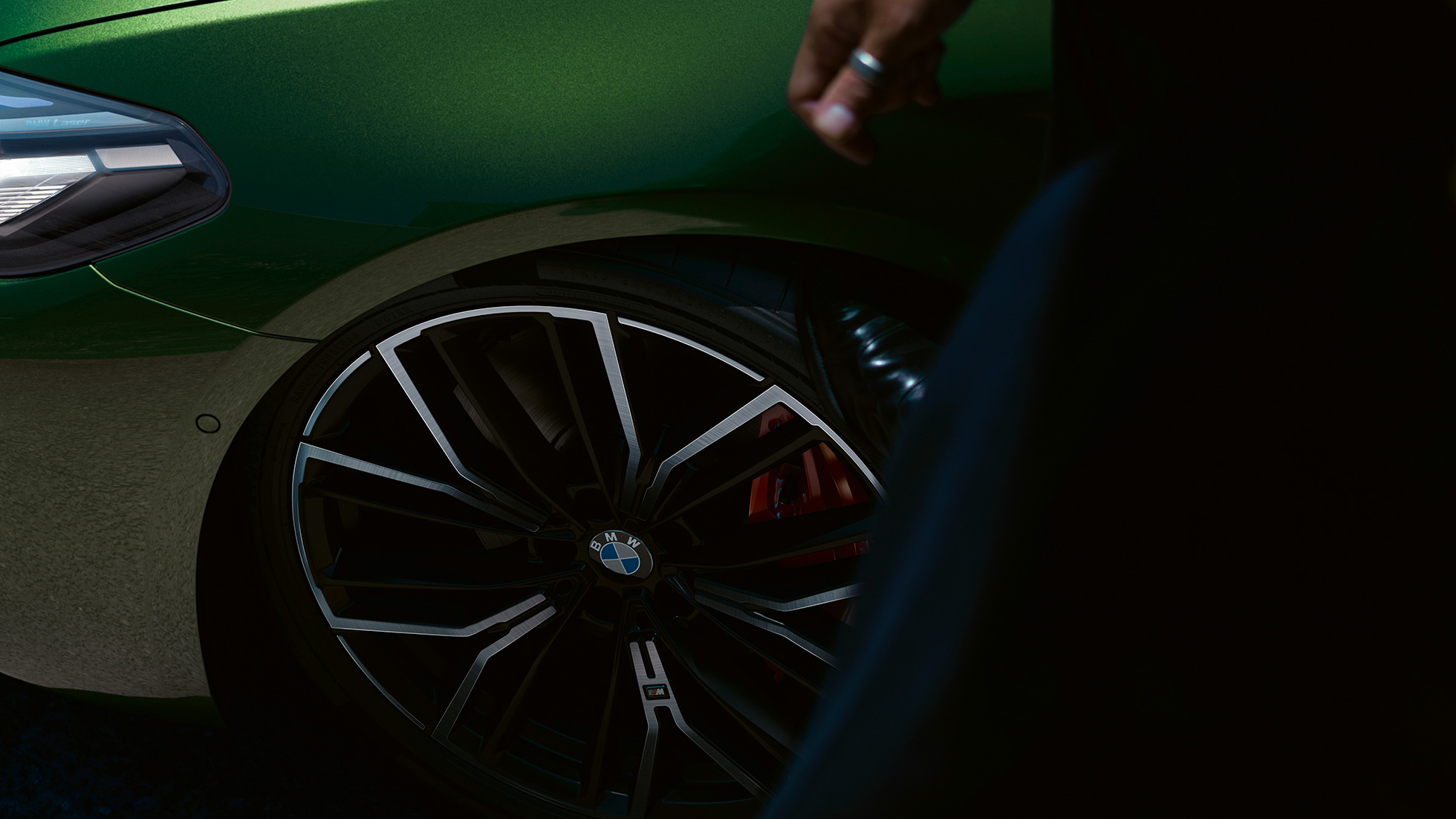 20” M naplatak od lakih legura s M sportskom kočnicom u crvenoj boji BMW M550i xDrive Limuzina G30 LCI Facelift 2020 20” M naplatak od lakih legura s M sportskom kočnicom u crvenoj boji BMW M550i xDrive Limuzina G30 LCI Facelift 2020
