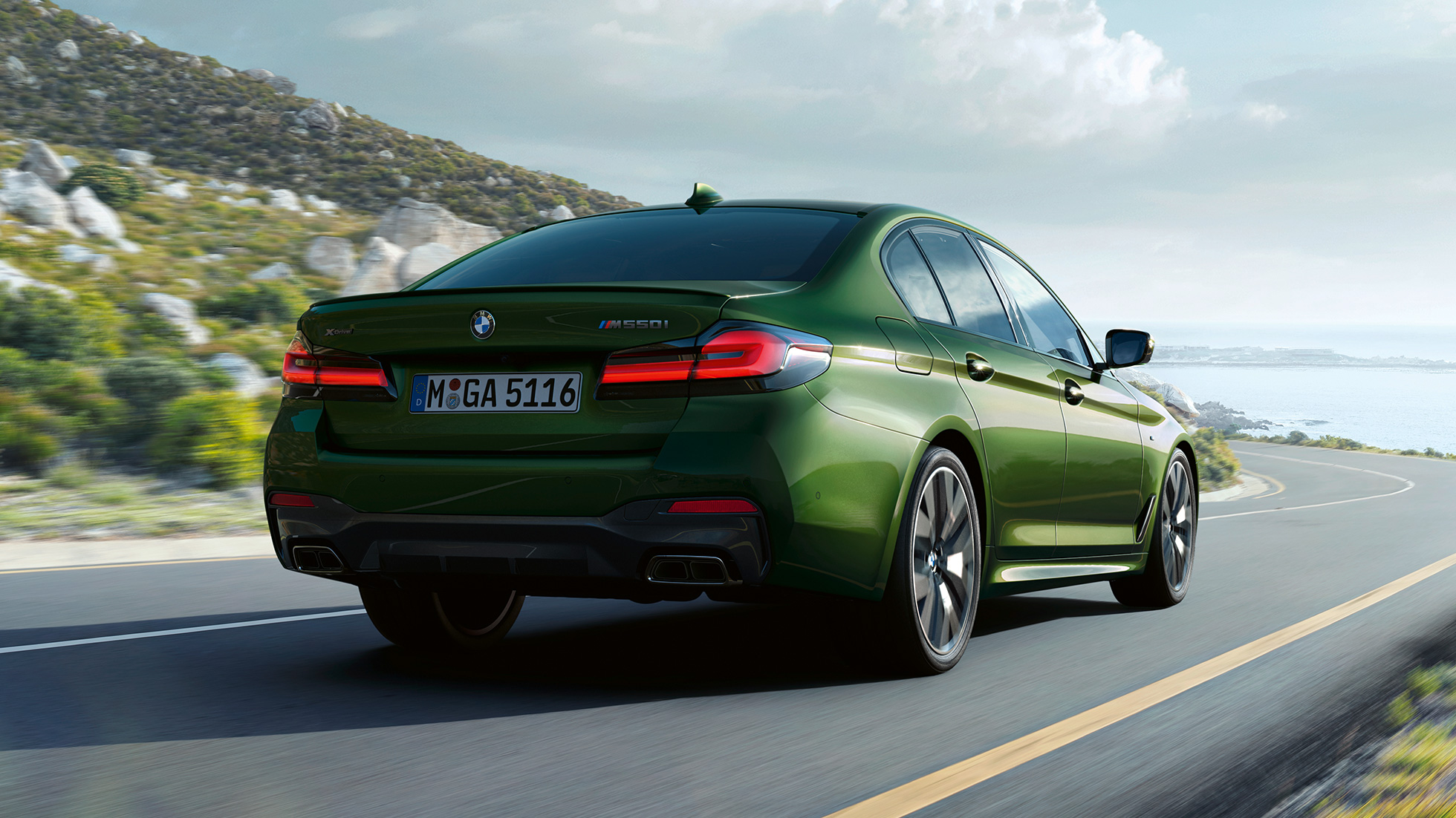 BMW M550i xDrive Limuzina G30 LCI Facelift 2020 stražnji prikaz BMW M550i xDrive Limuzina G30 LCI Facelift 2020 BMW Individual Verde Ermes metalik stražnji prikaz u vožnji