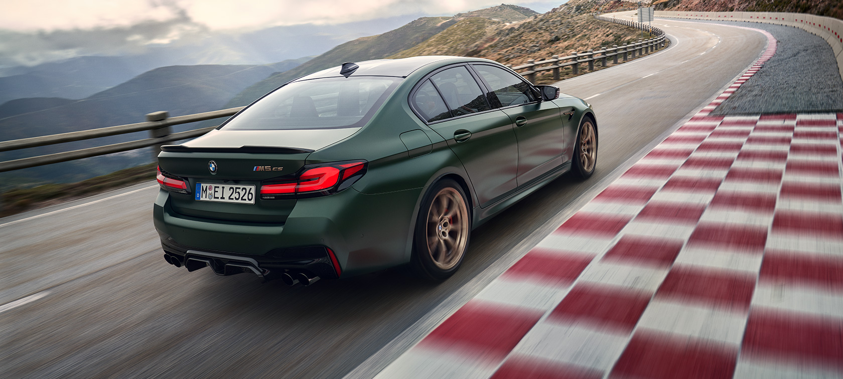 Tročetvrtinski prikaz stražnjeg kraja BMW-a M5 CS F90 2021 Frozen Deep Green metalik boje Tročetvrtinski prikaz stražnjeg kraja BMW-a M5 CS F90 2021 Frozen Deep Green metalik boje