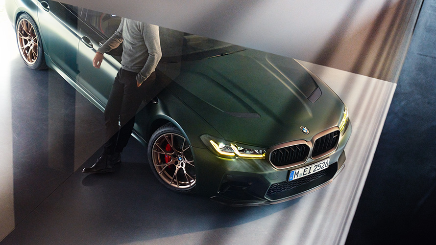 Prikaz BMW-a M5 CS F90 2021 Frozen Deep Green metalik boje iz ptičje perspektive Prikaz BMW-a M5 CS F90 2021 Frozen Deep Green metalik boje iz ptičje perspektive