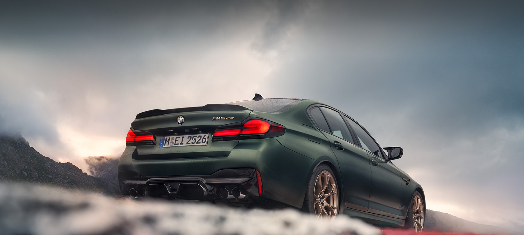 Tročetvrtinski niski kutni prikaz stražnjeg kraja BMW-a M5 CS F90 2021 Frozen Deep Green metalik boje Tročetvrtinski niski kutni prikaz stražnjeg kraja BMW-a M5 CS F90 2021 Frozen Deep Green metalik boje