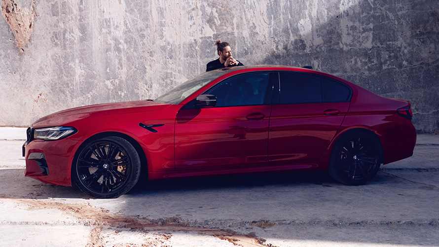 Prikaz BMW-a M5 CS F90 2021 Frozen Deep Green metalik boje iz ptičje perspektive Prikaz BMW-a M5 CS F90 2021 Frozen Deep Green metalik boje iz ptičje perspektive