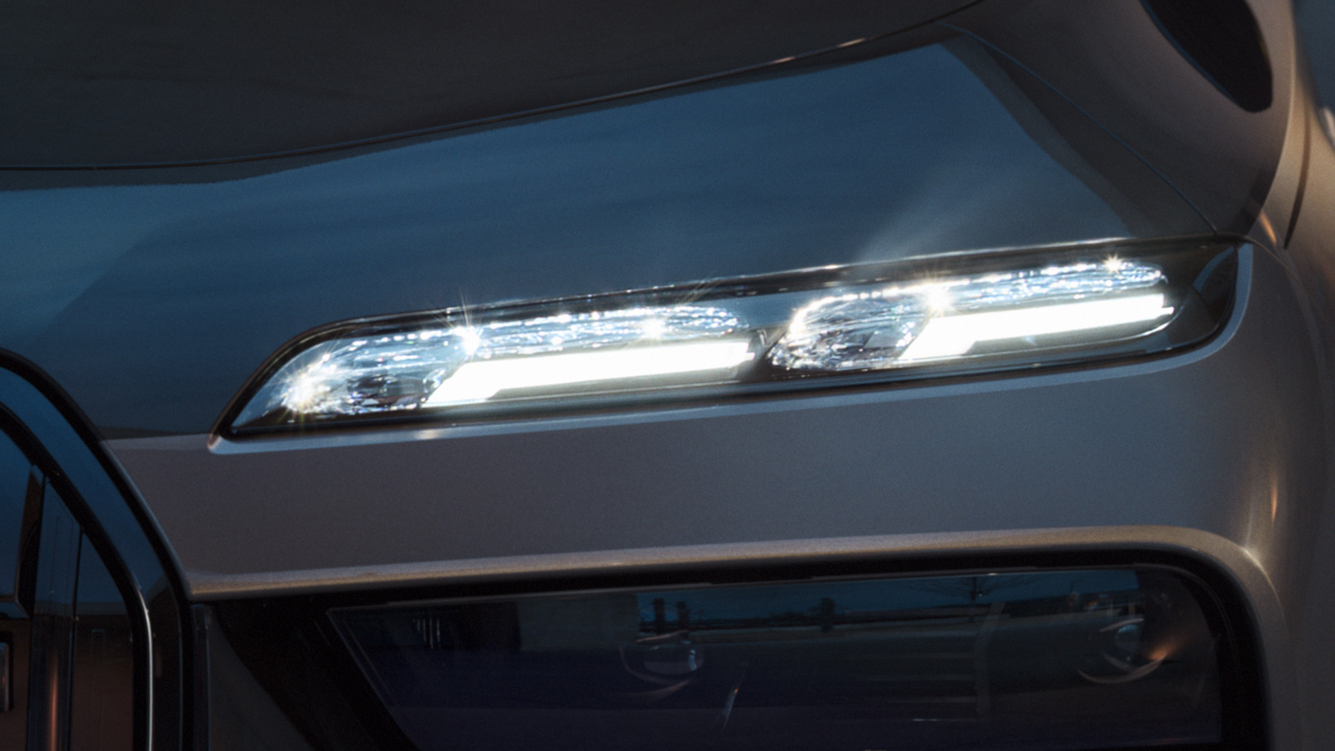 BMW kristalna prednja svjetla Iconic Glow BMW M760e xDrive Limuzina G70 BMW kristalna prednja svjetla Iconic Glow BMW M760e xDrive Limuzina G70 BMW Individual dvotonska Black Sapphire metalik boja BMW Individual Dravite Grey metalik krupni plan s upaljenim svjetlima
