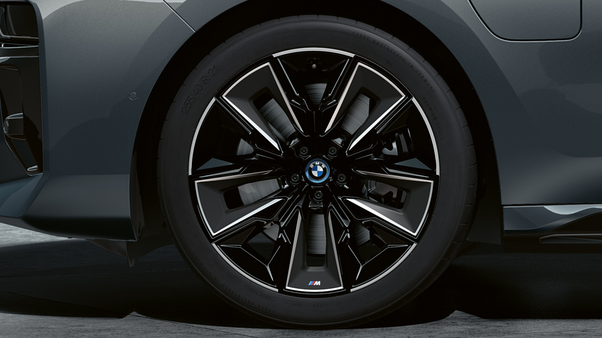 21" M Aerodynamic 909 M stil višebojni BMW M760e xDrive Limuzina G70 21" M Aerodynamic 909 M stil višebojni BMW M760e xDrive Limuzina G70 M Performance paket BMW Individual dvotonska Black Sapphire metalik boja BMW Individual Dravite Grey metalik