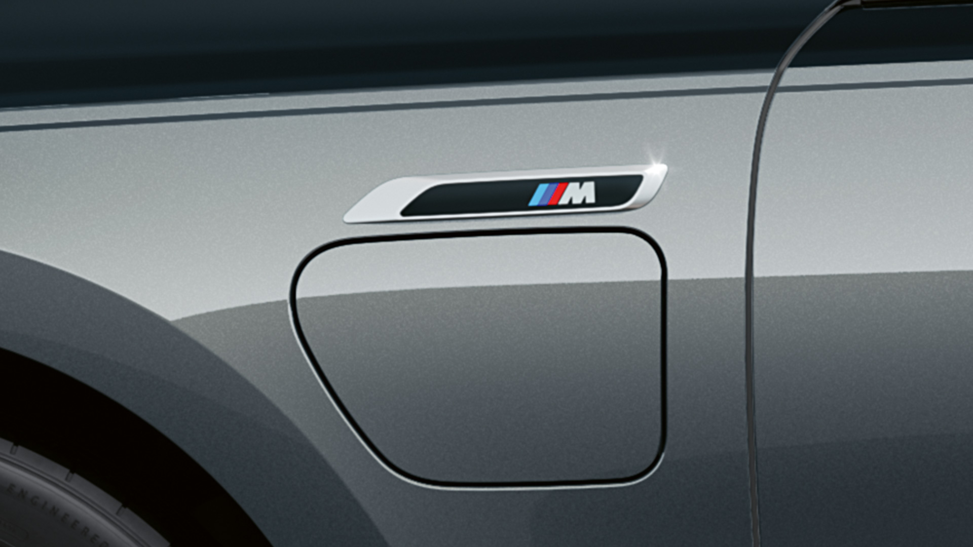 M oznaka BMW M760e xDrive Limuzina G70 M oznaka BMW M760e xDrive Limuzina G70 M Performance paket BMW Individual dvotonska Black Sapphire metalik boja BMW Individual Dravite Grey metalik krupni plan bočna strana