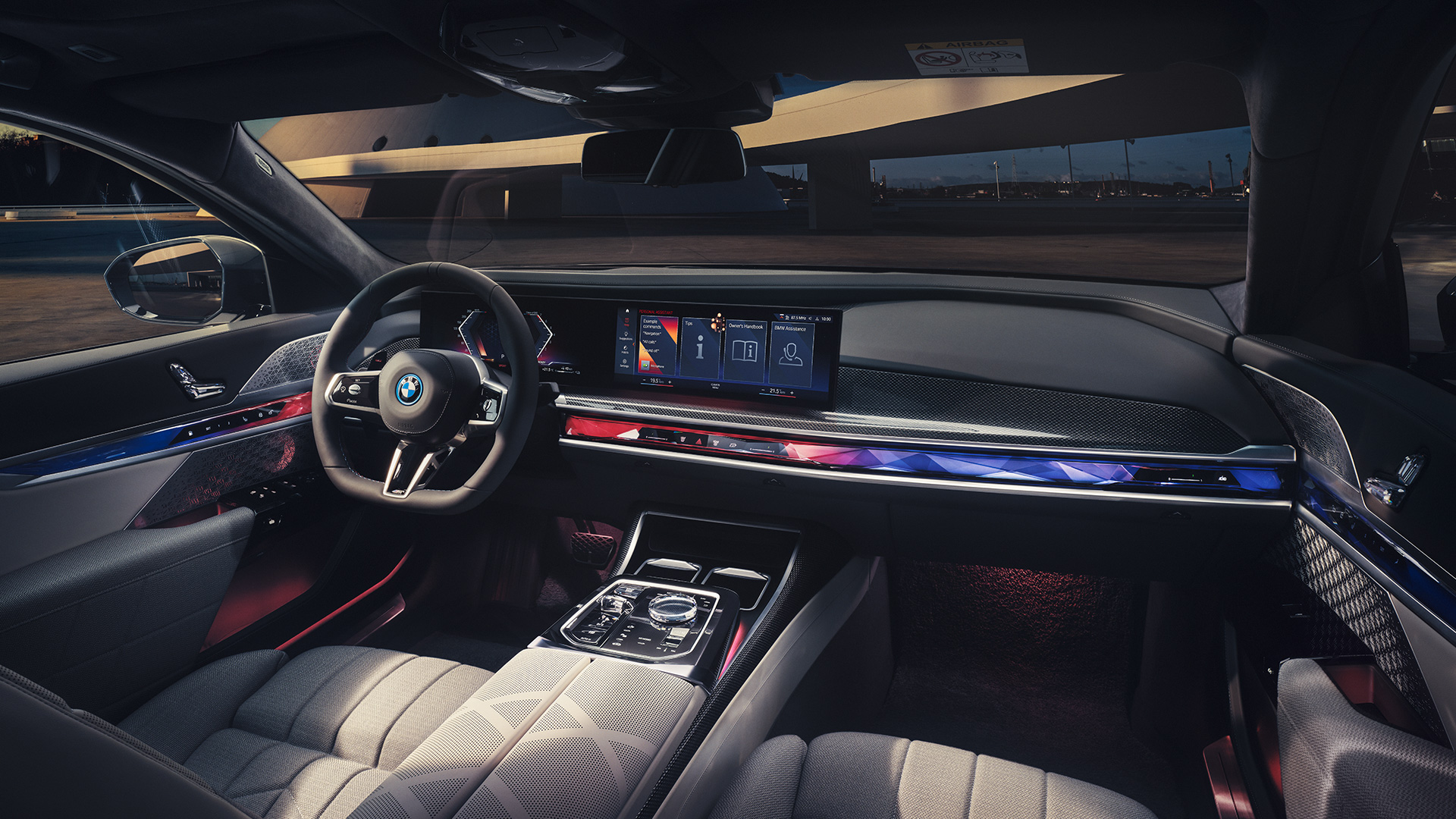 Unutrašnjost kokpit BMW M760e xDrive Limuzina G70 Unutrašnjost kokpit BMW M760e xDrive Limuzina G70 pogled sa suvozačevog mjesta