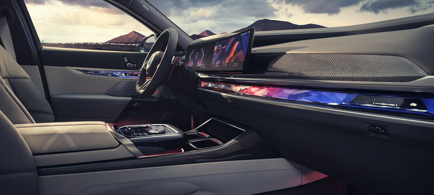 Unutrašnjost BMW M760e xDrive Limuzina G70 Unutrašnjost BMW M760e xDrive Limuzina G70 bočni pogled sa suvozačevog mjesta