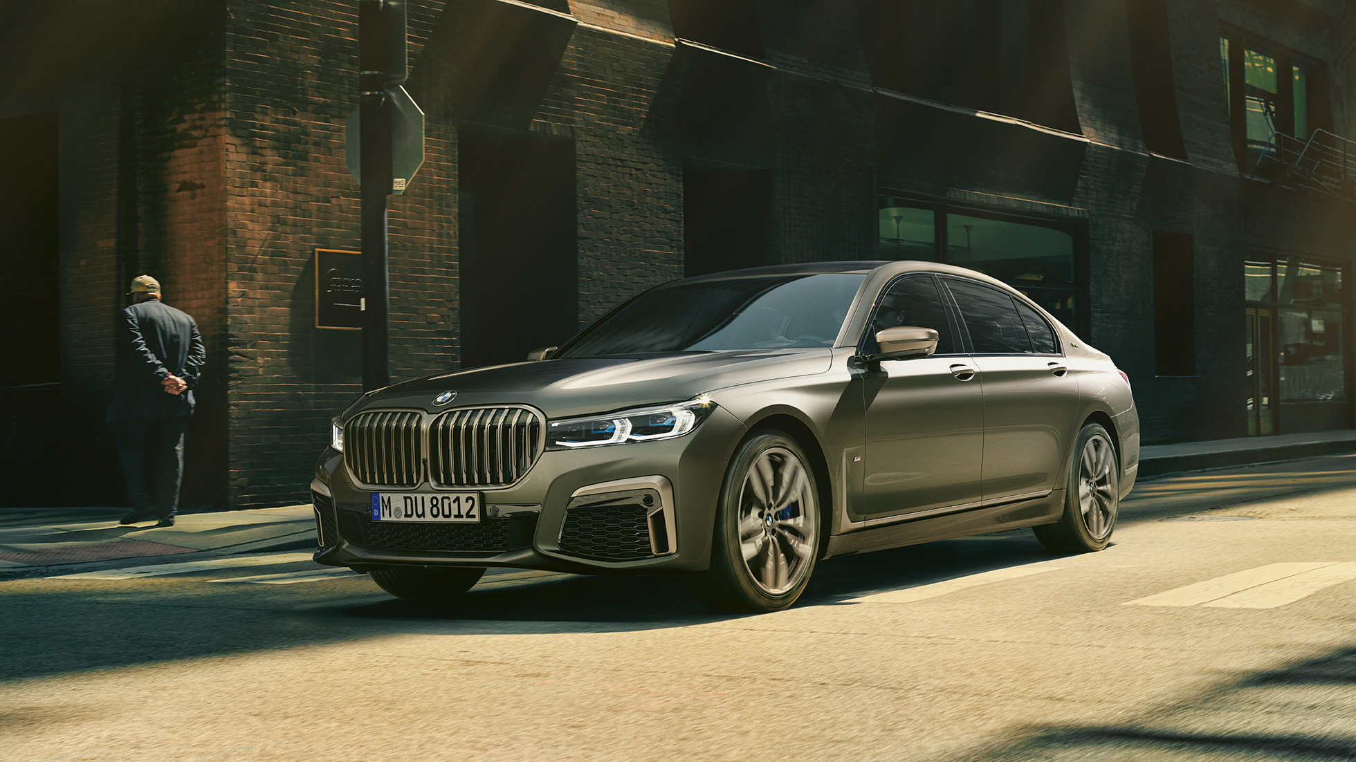 BMW M760Li xDrive Limuzina u urbanom okruženju BMW M760Li xDrive Limuzina, bočni prikaz prednjeg kraja, vožnja ulicom u urbanom okruženju