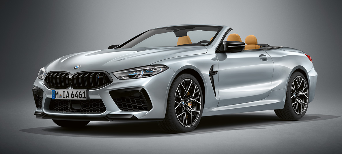 BMW Individual M8 Cabrio u BMW Individual Pure metal Silver metalik boji. BMW Individual M8 Cabrio u BMW Individual Pure metal Silver metalik boji, tročetvrtinski prikaz prednjeg kraja.