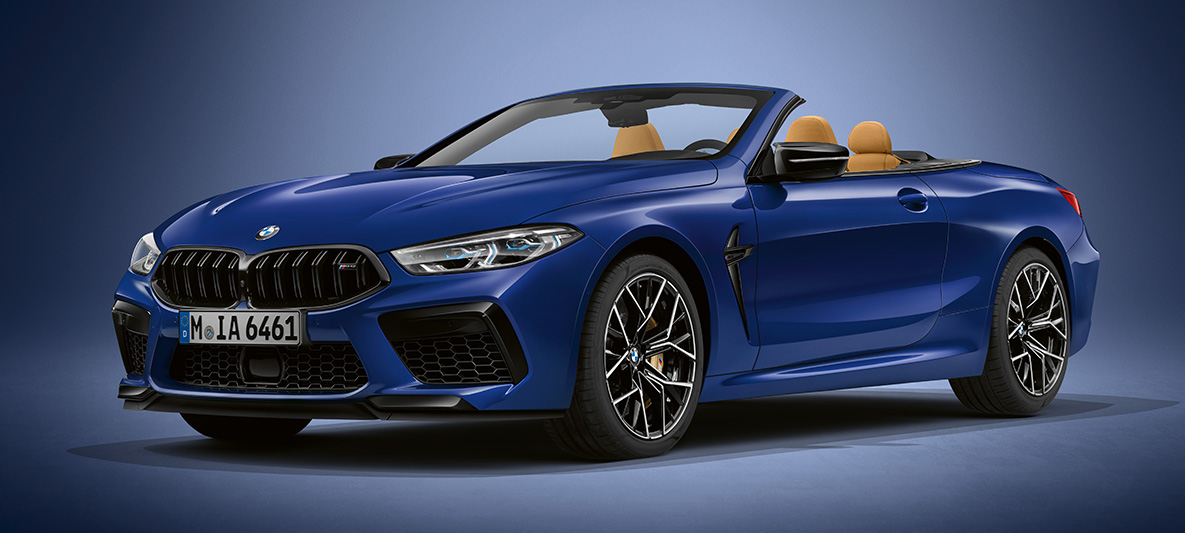BMW Individual M8 Cabrio u BMW Individual Tanzanite Blue metalik boji. BMW Individual M8 Cabrio u BMW Individual Tanzanite Blue metalik boji, tročetvrtinski prikaz prednjeg kraja.