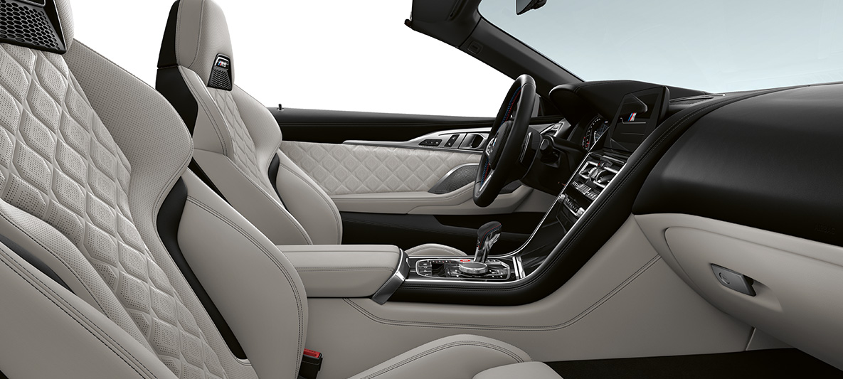 Unutrašnjost u potpunosti od 'Merino' kože | Silverstone i BMW Individual ukrasna letvica Piano Finish Black boje. BMW M8 Competition Cabrio, unutrašnjost u potpunosti od 'Merino' kože | Silverstone i BMW Individual ukrasna letvica Piano Finish Black boje.