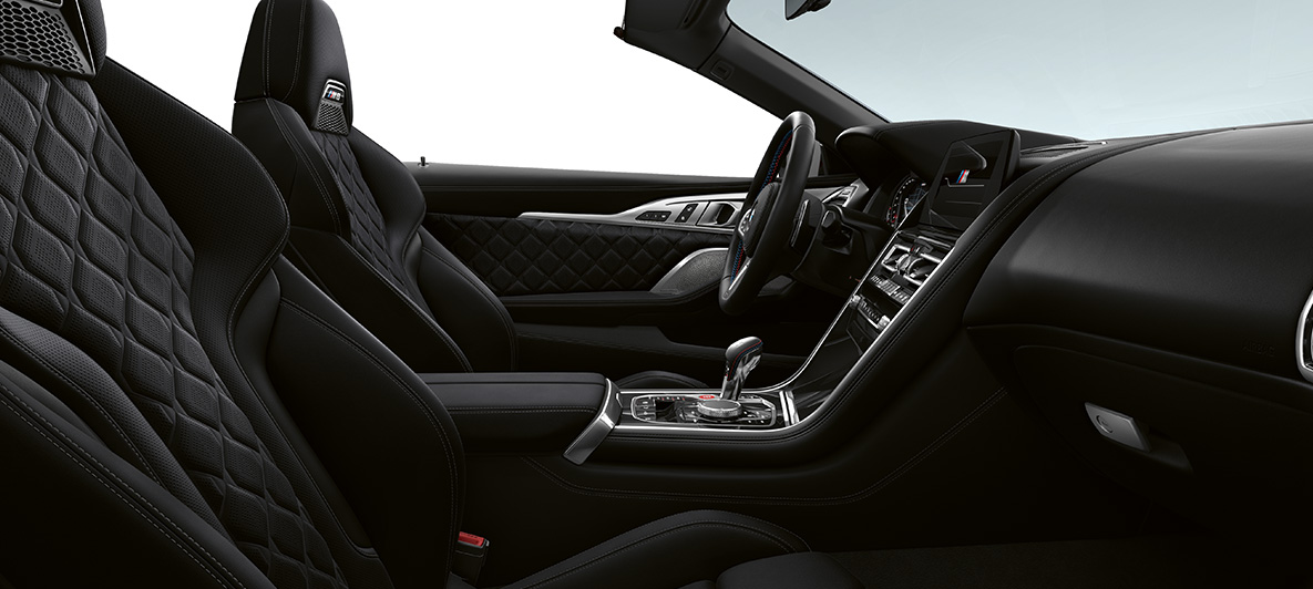 Unutrašnjost u potpunosti od 'Merino' kože | Black i BMW Individual ukrasna letvica Piano Finish Black boje. BMW M8 Competition Cabrio, unutrašnjost u potpunosti od 'Merino' kože | Black i BMW Individual ukrasna letvica Piano Finish Black boje.