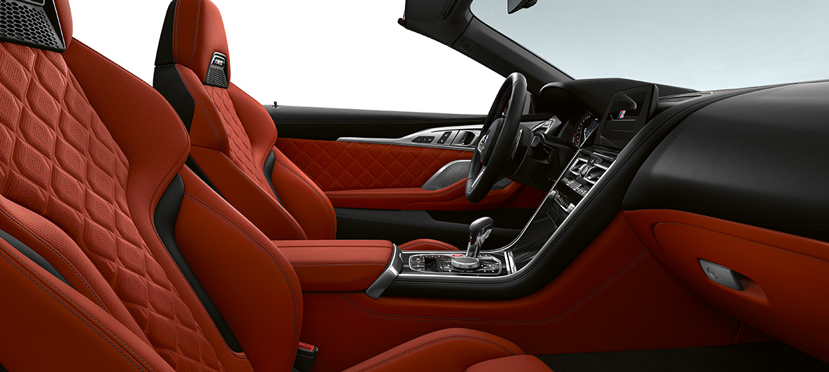 Unutrašnjost u potpunosti od 'Merino' kože | Sakhir Orange i BMW Individual ukrasna letvica Piano Finish Black boje. BMW M8 Competition Cabrio, unutrašnjost u potpunosti od 'Merino' kože | Sakhir Orange i BMW Individual ukrasna letvica Piano Finish Black boje.