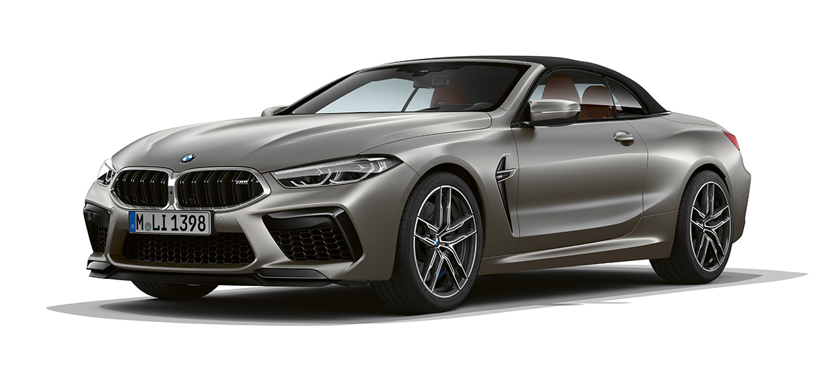 BMW M8 Cabrio, tročetvrtinski bočni prikaz s prednje strane. BMW M8 Cabrio u Frozen Dark Silver, tročetvrtinski bočni prikaz s prednje strane.
