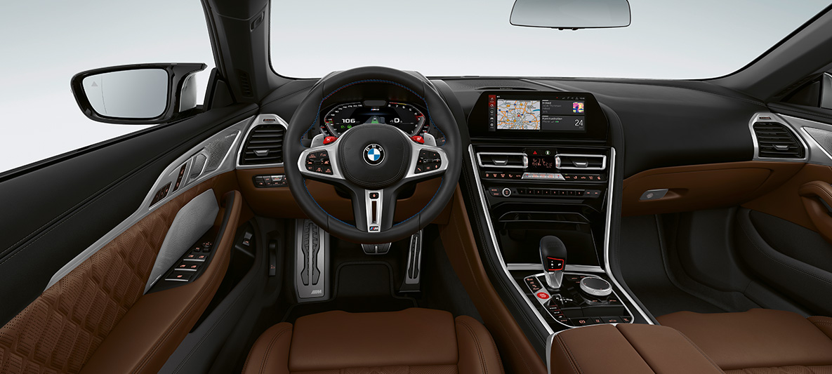 BMW M8 Cabrio, kokpit. BMW M8 Cabrio, kokpit s M kožnim upravljačem i M1/M2 crvenim tipkama.