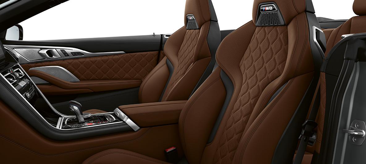M Sport sjedala s M oznakom. BMW M8 Cabrio, unutrašnjost s M Sport sjedalima u potpunosti od 'Merino' kože nafinije teksture Taruma Brown boje.