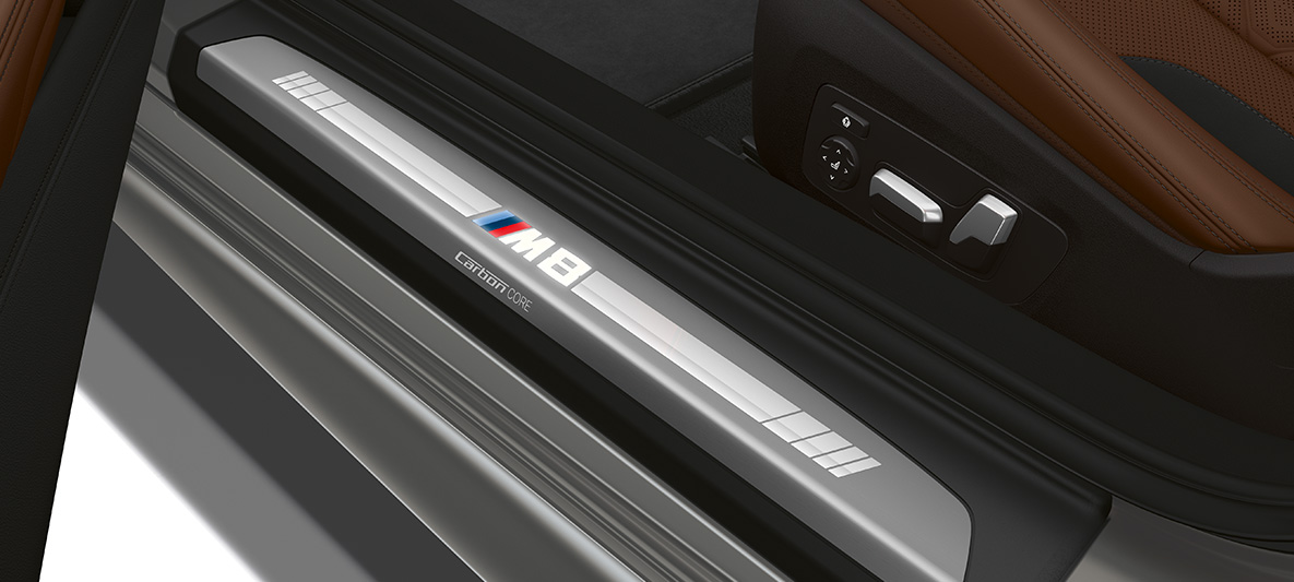 Prag vrata s M8 oznakom. Prag vrata BMW-a M8 Cabrio s M8 oznakom.