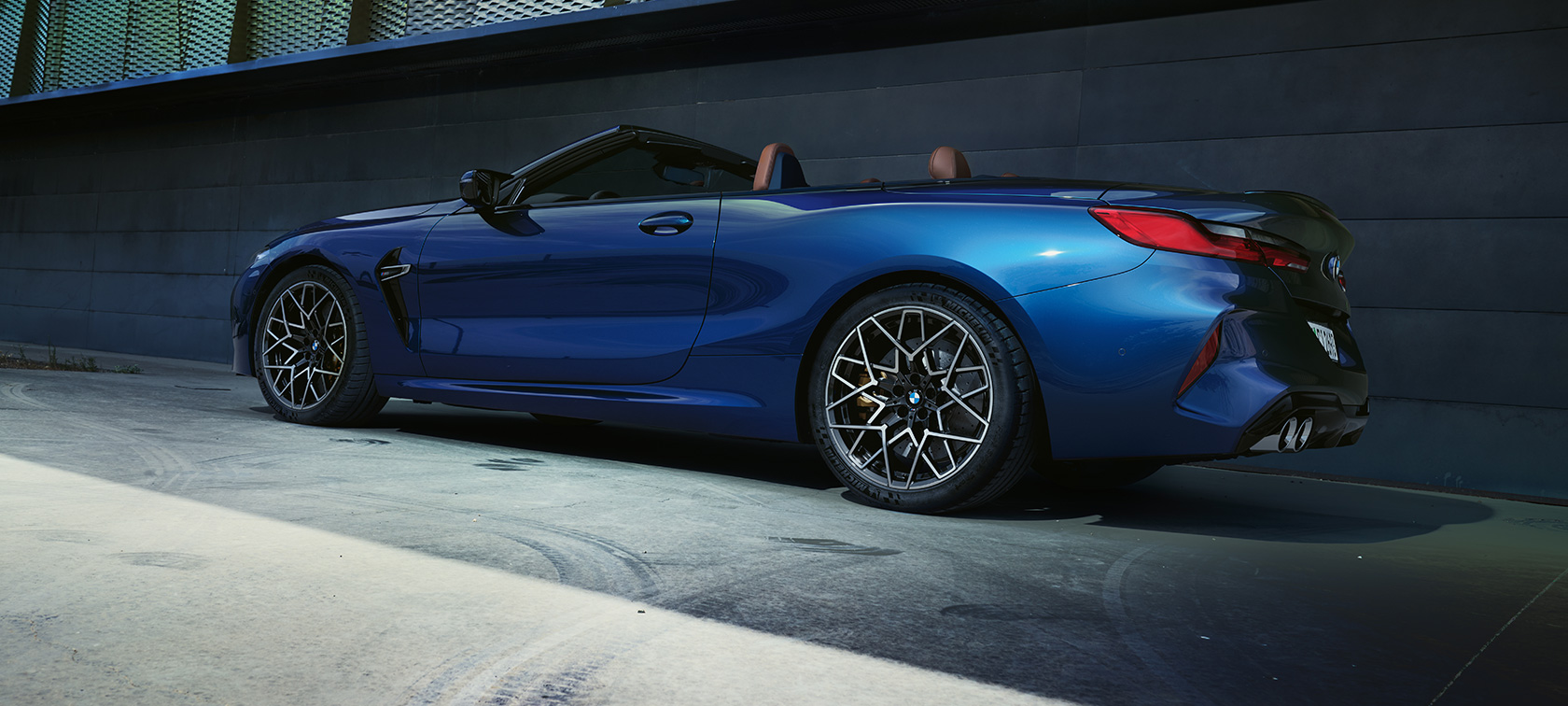 Tročetvrtinski pogled straga BMW M8 Cabrio F91 LCI Facelift 2022 BMW M8 Cabrio F91 LCI Facelift 2022 BMW Individual tanzanite blue metalik tročetvrtinski pogled straga