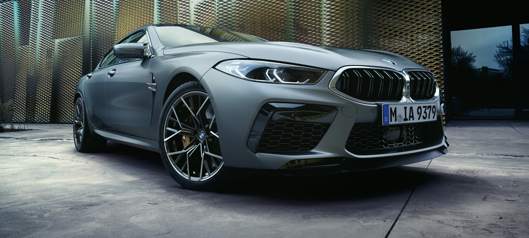 Tročetvrtinski pogled sprijeda BMW M8 Gran Coupé F93 LCI Facelift 2022 BMW M8 Gran Coupé F93 LCI Facelift 2022 BMW Individual Frozen Pure Grey metalik tročetvrtinski pogled sprijeda iz niskog kuta